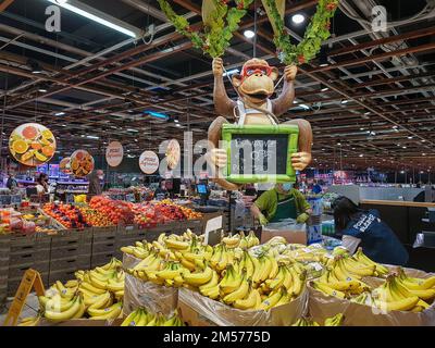 Bergame, Italie - 29 avril 2022: Sélection de nourriture dans le supermarché italien IPER. Exposition amusante de bananes. Banque D'Images