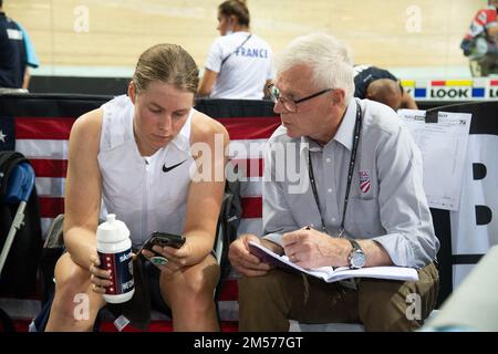 GARY Sutton, ENTRAÎNEUR CYCLISTE AMÉRICAIN d'Endurance, discute avec Jennifer Valente avant son tour dans l'omnium, le champion du monde aux championnats du monde de cyclisme sur piste de l'UCI. Banque D'Images