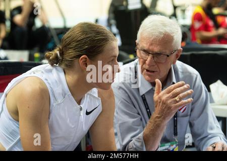 GARY Sutton, ENTRAÎNEUR CYCLISTE AMÉRICAIN d'Endurance, discute avec Jennifer Valente avant son tour dans l'omnium, le champion du monde aux championnats du monde de cyclisme sur piste de l'UCI. Banque D'Images