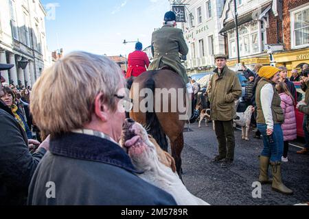 Lewes, Sussex, Royaume-Uni. 26th décembre 2022. Ce matin (26th décembre) le lendemain de Noël annuel de Southdown et Eridge Hunt se réunit à Lewes East Sussex. Les gens se sont rassemblés à 11am heures ce matin du lendemain de Noël sur Lewes High Street à l'extérieur de la cour de la Couronne pour voir les cavaliers et les monticules défiler avant de partir pour une chasse sur piste. Le Southdown & Eridge Hunt est situé dans le sud-est de l'Angleterre avec les chenils situés à Ringmer, East Sussex. La chasse au sentier implique de poser un parfum à travers le pays qu'un paquet de chiens de randonnée recherche et suit en utilisant leur nez. Credit: @Dmoluk/Alamy Live News Banque D'Images