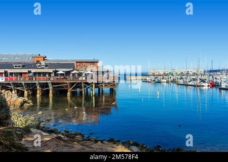 Monterey, Californie, États-Unis – 17 décembre 2022 : vue panoramique sur Fisherman's Wharf et le port de Monterey, Californie. Banque D'Images