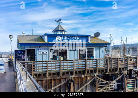 Monterey, CA, États-Unis – 17 décembre 2022 : bureau de découverte de l'observation des baleines, une entreprise populaire d'observation des baleines, situé sur Fisherman's Wharf à Monte Banque D'Images