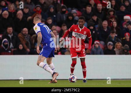 Middlesborough, Royaume-Uni. 26th décembre 2022. Isaïe Jones de Middlesbrough en action avec James McClean de Wigan Athletic lors du match de championnat Sky Bet entre Middlesbrough et Wigan Athletic au stade Riverside, Middlesbrough, le lundi 26th décembre 2022. (Credit: Mark Fletcher | MI News ) Credit: MI News & Sport /Alay Live News Banque D'Images