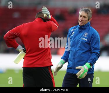 Middlesborough, Royaume-Uni. 26th décembre 2022. Alan Fettis, entraîneur de gardien de but de Middlesbrough, a eu une conversation avec Zack Steffen lors du match du championnat Sky Bet entre Middlesbrough et Wigan Athletic au stade Riverside, à Middlesbrough, le lundi 26th décembre 2022. (Credit: Mark Fletcher | MI News ) Credit: MI News & Sport /Alay Live News Banque D'Images