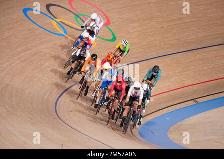 Jennifer Valente, médaillée d'or des États-Unis, est en tête du champ pendant l'omnium féminin aux Jeux Olympiques de Tokyo en 2020. Banque D'Images