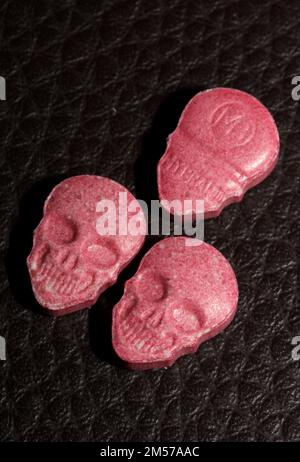 Crâne violet les plus fortes pilules d'ecstasy du monde gros plan haute qualité impression de grande taille de dope Banque D'Images