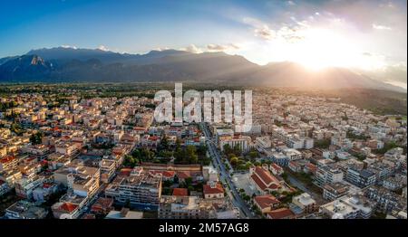 Photo aérienne emblématique de la ville moderne de Sparti Grèce. Sparti a été fondée pour commémorer la célèbre ville antique de Sparta en Laconia, Grèce Banque D'Images