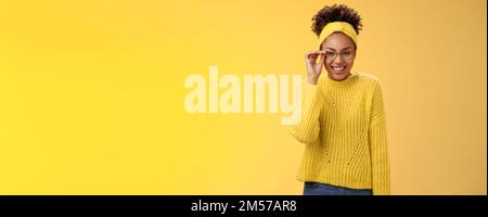 Mignon intelligent meilleur étudiant collège fille afro-américain touch lunettes nez sourire largement travail à temps partiel tuteur enfants cours d'anglais sourire Banque D'Images