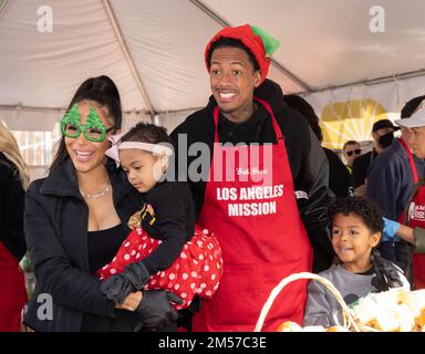 Los Angeles, Californie, États-Unis. 23rd décembre 2022. Brittany Bell, la puissante fille Queen Cannon, Nick Cannon, et leur fils Golden Cannon assistant à la célébration de Noël de la Mission de Los Angeles à la Mission de Los Angeles à Los Angeles, en Californie. Crédit: Sheri Determan Banque D'Images