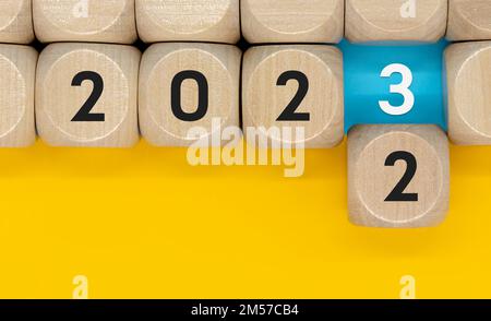 Exprimer le processus de changement à 2023 avec bloc de bois Banque D'Images