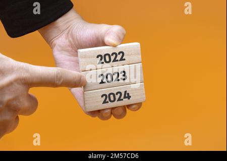 Exprimer le processus de changement à 2023 avec bloc de bois Banque D'Images