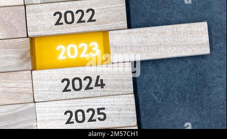 Exprimer le processus de changement à 2023 avec bloc de bois Banque D'Images