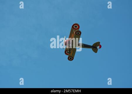 Une ancienne WWI française de 1918 Nieuport 28 manœuvres de vol en biplan au cours d'une reconstitution de guerre au Musée du patrimoine américain. Hudson, Massachus Banque D'Images