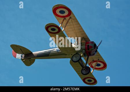 Une ancienne WWI française de 1918 Nieuport 28 manœuvres de vol en biplan au cours d'une reconstitution de guerre au Musée du patrimoine américain. Hudson, Massachus Banque D'Images