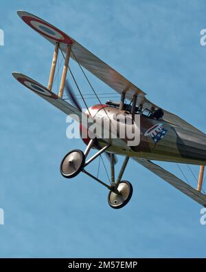 Une ancienne WWI française de 1918 Nieuport 28 manœuvres de vol en biplan au cours d'une reconstitution de guerre au Musée du patrimoine américain. Hudson, Massachus Banque D'Images