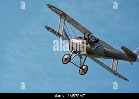 Une ancienne WWI française de 1918 Nieuport 28 manœuvres de vol en biplan au cours d'une reconstitution de guerre au Musée du patrimoine américain. Hudson, Massachus Banque D'Images