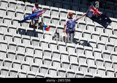 Melbourne, Australie, 27 décembre 2022. Les spectateurs sont vus voler des drapeaux australiens lors du match d'essai du lendemain de Noël entre l'Australie et l'Afrique du Sud au Melbourne Cricket Ground, à 27 décembre 2022, à Melbourne, en Australie. Crédit : Dave Helison/Speed Media/Alamy Live News Banque D'Images