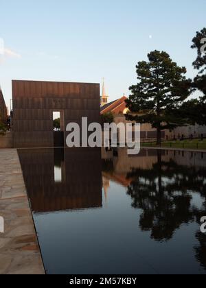 La porte du temps de l'est ou 9:01 se reflète dans la piscine à réflexion du musée commémoratif national d'Oklahoma City, dans l'Oklahoma Banque D'Images