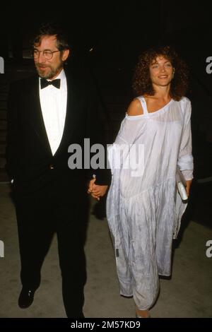 Steven Spielberg et Amy Irving au salon de mode Printemps-été 88 de Giorgio Armani et à la réception cocktail sur 27 janvier 1988 au Musée d'art contemporain de Los Angeles, Californie. Crédit: Ralph Dominguez/MediaPunch Banque D'Images