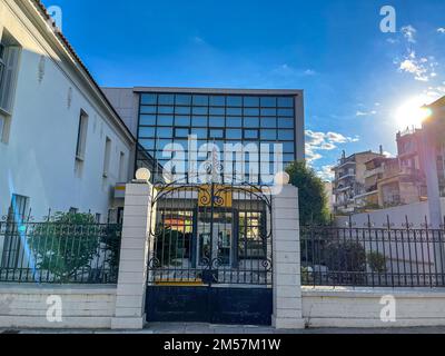 Le bâtiment de la Banque du Pirée à Sparti, Laconia, Péloponnèse, Grèce. Pirée Bank est l'une des principales banques de détail grecques, réparties en Europe Banque D'Images