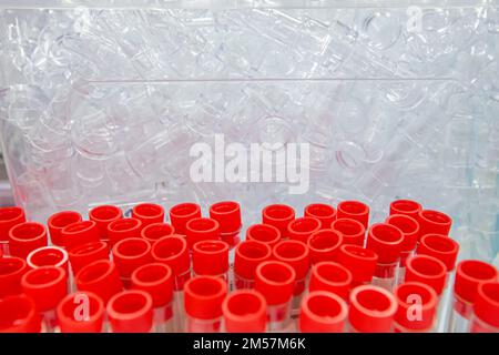 Tube d'échantillon de sang d'une étagère avec des machines d'analyse en laboratoire. tubes préparés dans la banque de sang de la machine à centrifuger de laboratoire. Banque D'Images