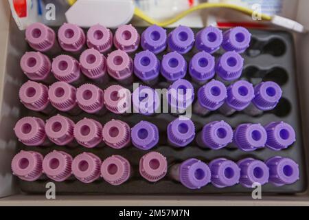 Tube d'échantillon de sang d'une étagère avec des machines d'analyse en laboratoire. tubes préparés dans la banque de sang de la machine à centrifuger de laboratoire. Banque D'Images