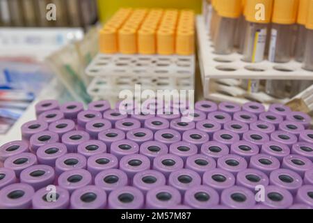 Tube d'échantillon de sang d'une étagère avec des machines d'analyse en laboratoire. tubes préparés dans la banque de sang de la machine à centrifuger de laboratoire. Banque D'Images