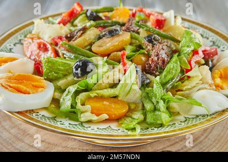 Salade niçoise cuisine française gastronomique, sur fond de bois Banque D'Images