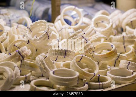 shankha ou bracelets blancs faits de coquillages de conques étant vendus près de la plage de mer de digha. Ces bracelets sont une tenue traditionnelle pour les femmes bengalis mariées. Banque D'Images