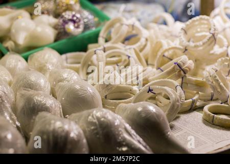 shankha ou bracelets blancs faits de coquillages de conques étant vendus près de la plage de mer de digha. Ces bracelets sont une tenue traditionnelle pour les femmes bengalis mariées. Banque D'Images