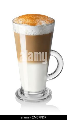 latte macchiato avec mousse de lait et poudre de cannelle dans une tasse de verre isolée sur blanc Banque D'Images