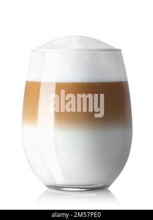 latte macchiato avec mousse de lait dans du verre isolé sur blanc Banque D'Images