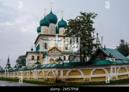 Résurrection Cathédrale, un beau vieux temple aux couleurs chaudes agréables, Tutaev, Yaroslavl Banque D'Images