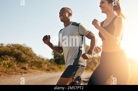 Chaque mile vaut le temps. un jeune couple digne qui va courir à l'extérieur. Banque D'Images
