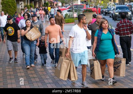 Los Angeles, Californie, États-Unis. 26th décembre 2022. Les acheteurs de vacances transportent des sacs aux Citadel Outlets de Commerce, en Californie, le lundi, décembre. 26, 2022. (Image de crédit : © Ringo Chiu/ZUMA Press Wire) Banque D'Images