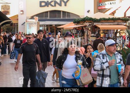 Los Angeles, Californie, États-Unis. 26th décembre 2022. Les amateurs de shopping se rassemblent aux Citadel Outlets de Commerce, en Californie, le lundi, décembre. 26, 2022. (Image de crédit : © Ringo Chiu/ZUMA Press Wire) Banque D'Images