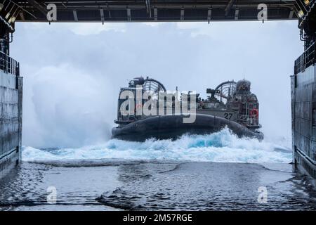 OCÉAN PACIFIQUE (6 décembre 2022) – embarcation d'atterrissage, coussin d'air (LCAC) approche du pont de puits du quai de transport amphibie USS Anchorage (LPD 23) pendant les opérations du LCAC, le 6 décembre 2022. Les ACLC transportent du personnel, des armes, de l'équipement et du fret de navire à terre pendant les opérations d'atterrissage en mer. Le groupe de préparation amphibie de l'île de Makin, composé du navire d'assaut amphibie USS Makin Island (LHD 8) et des quais de transport amphibie Anchorage (LPD 23) et USS John P. Murtha (LPD 26), Opère dans la zone d'exploitation de la flotte américaine 7th avec l'unité expéditionnaire maritime 13th embarquée pour améliorer l'interopérabilité Banque D'Images