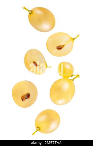 Raisins blancs en chute isolée avec un chemin d'écrêtage Banque D'Images