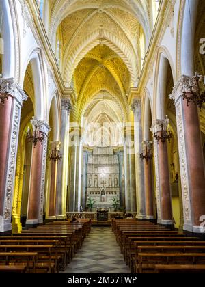 Nave centrale de la Cathédrale Royale (Real Duomo) dans la ville médiévale d'Erice - Sicile, Italie Banque D'Images