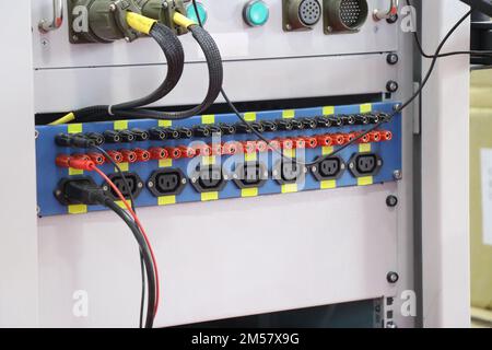 Panneau de commande électrique avec plusieurs ports d'entrée et de sortie utilisés dans les applications de niveau industriel pour un transfert de puissance en toute sécurité Banque D'Images