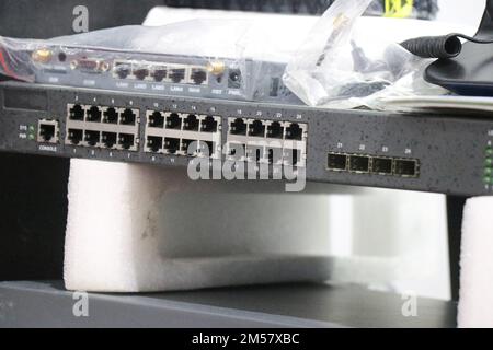 Commutateur Ethernet ou LAN avec 24 ports pour étendre la capacité du réseau Banque D'Images