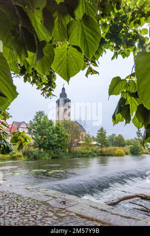 Rapids rivière Werra et église ville historique Bad Sooden-Allendorf à Hesse, Allemagne Banque D'Images