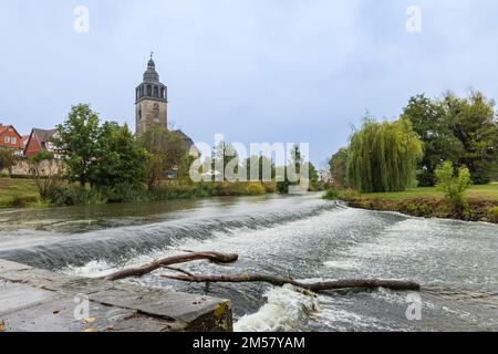 Rapids rivière Werra et église ville historique Bad Sooden-Allendorf à Hesse, Allemagne Banque D'Images