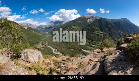 Vue panoramique sur les forêts de la vallée de la DRAC dans le Champsaur depuis le plateau de la Coche. Parc national des Ecrins, Hautes-Alpes, France Banque D'Images