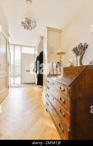 une chambre avec une vieille poitrine au milieu de la pièce, et un grand miroir suspendu au mur Banque D'Images