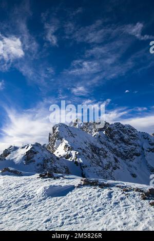 Vue sur les montagnes enneigées du Karwendel (Karwendel Gebirge) en hiver. Format vertical. Alpes, Tyrol, Autriche, Europe Banque D'Images