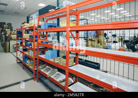 entrepôt de produits dans le magasin. Étagères dans la réserve. Entrepôt de détail plein d'étagères avec des marchandises dans des boîtes en carton et des emballages. Installation de logistique, de tri et de distribution pour la livraison des produits. Photo de haute qualité Banque D'Images