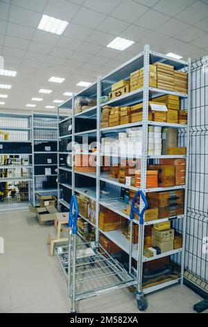 entrepôt de produits dans le magasin. Étagères dans la réserve. Entrepôt de détail plein d'étagères avec des marchandises dans des boîtes en carton et des emballages. Installation de logistique, de tri et de distribution pour la livraison des produits. Photo de haute qualité Banque D'Images