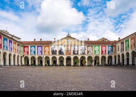 Piazza Ottinetti et le Museo Civico Garda ont accueilli dans l'ancien couvent de Santa Chiara construit en 16th siècle, région du Piémont, Italie Banque D'Images