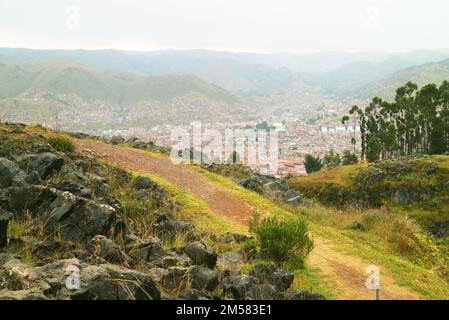 Vue aérienne de la vieille ville de Cuzco vue du complexe archéologique de la grotte rituelle Q'Enqo, Cusco, Pérou, Amérique du Sud Banque D'Images